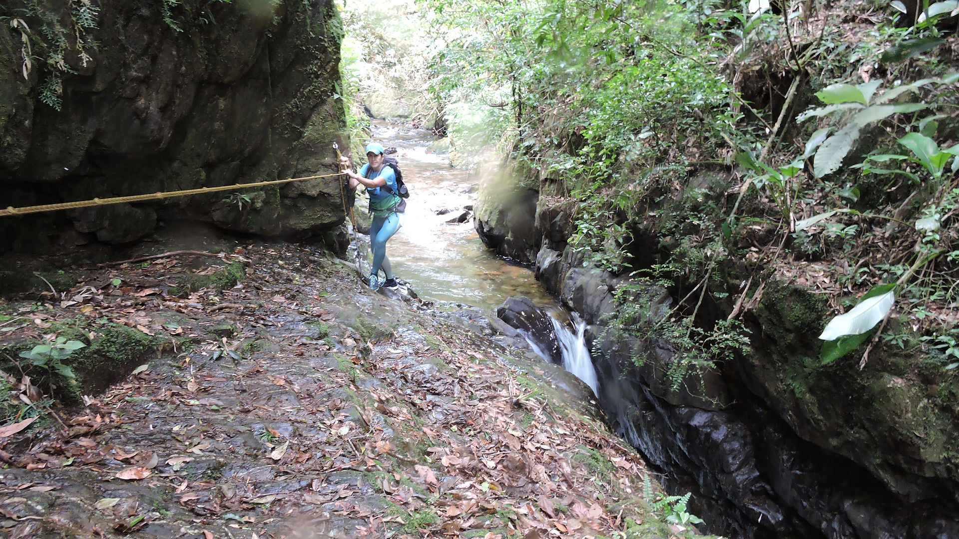 Travessia perigosa na trilha da Lagoa Azul, Guabiruba