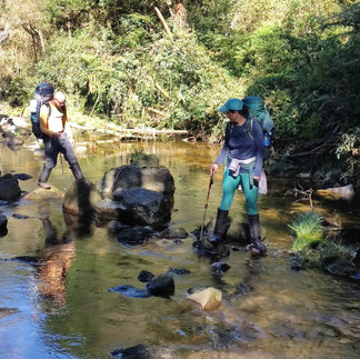 Cruzando rio no início da Travessia da Serra do Tabuleiro