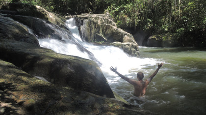 Pessoa contemplando Cachoeira da Gurita