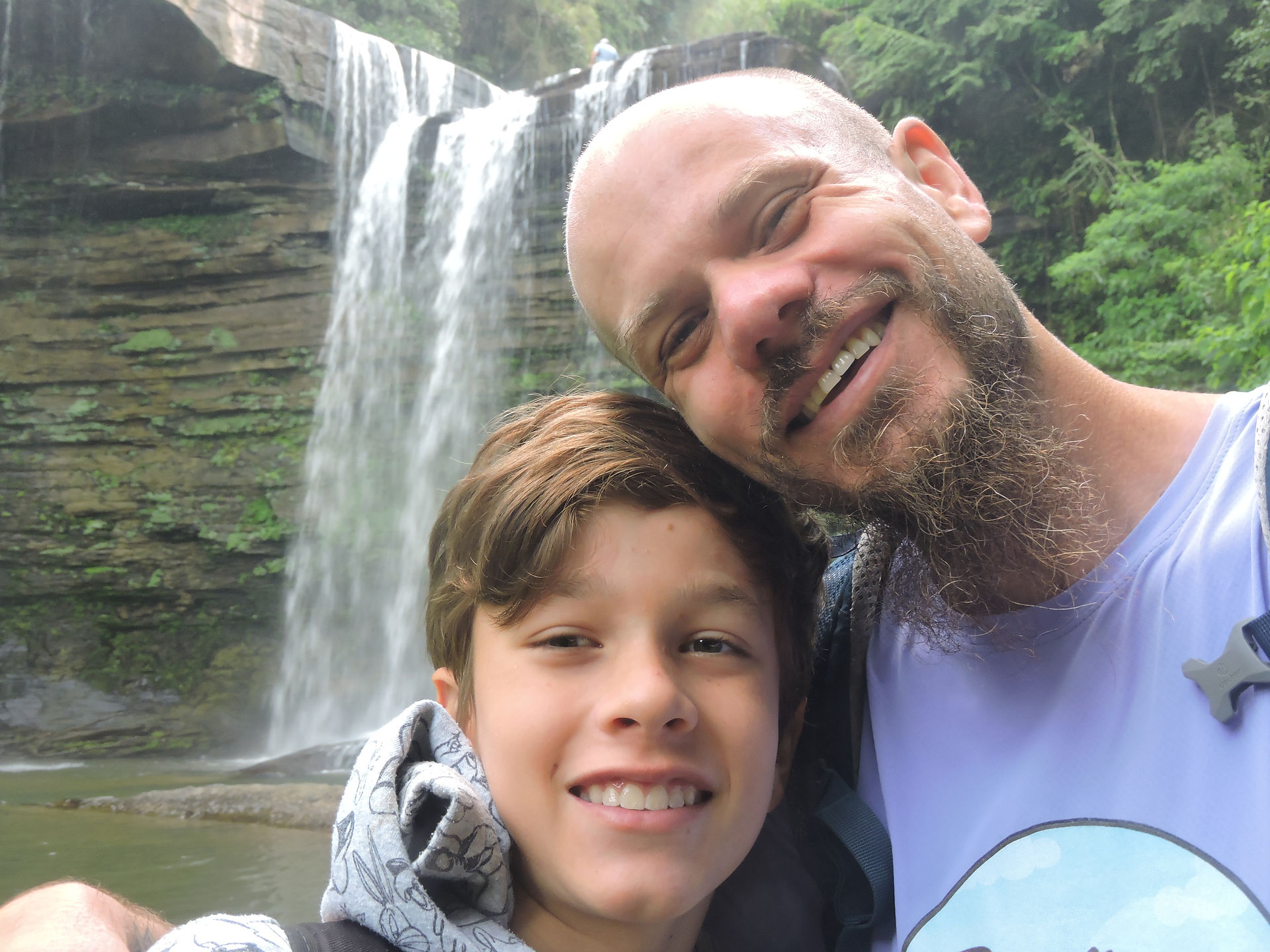 Pais e filhos na natureza fortalecem os laços familiares.