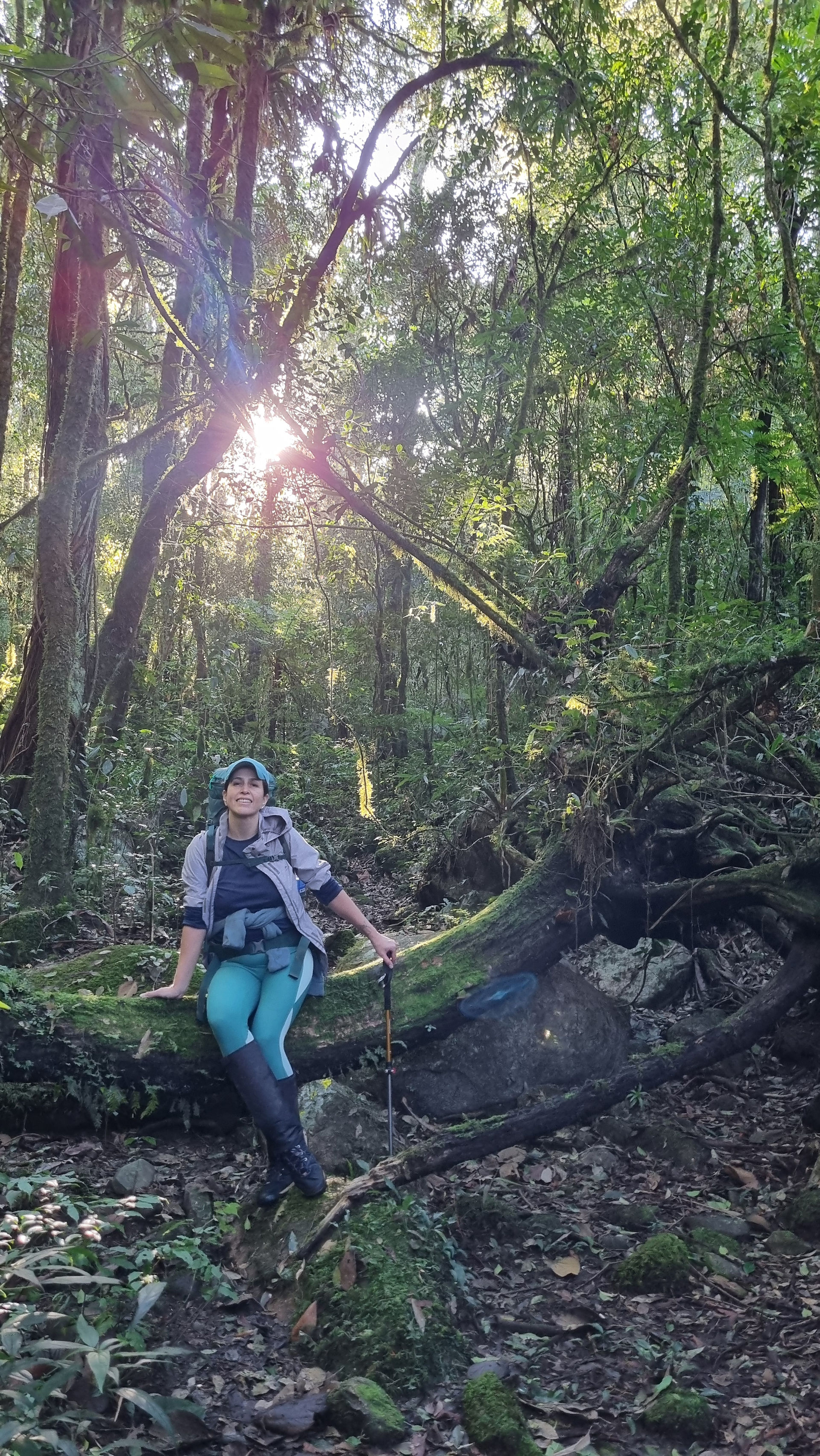 Caminhada pela mata no início da Travessia da Serra do Tabuleiro