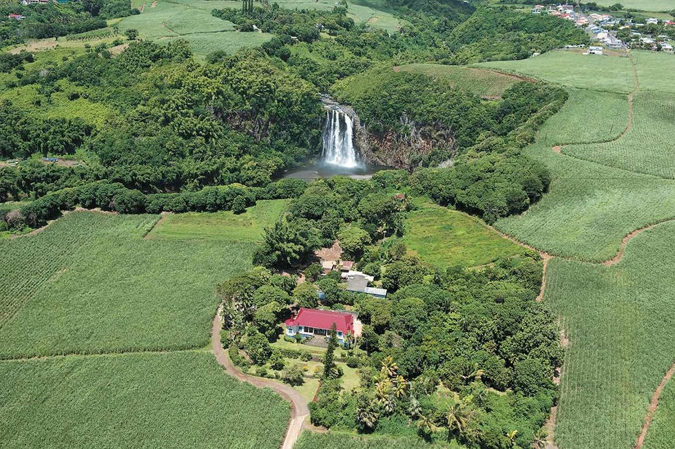 Cascade-Niagara-Sainte-Suzanne-helicoptere-cartedelareunion.fr-©-Serge-Gelabert-1203x800