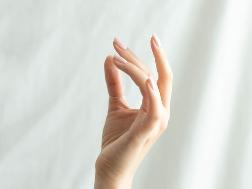 Miel y uñas: El Secreto para uñas fuertes y saludables