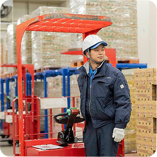 フォークリフトを操作している社員