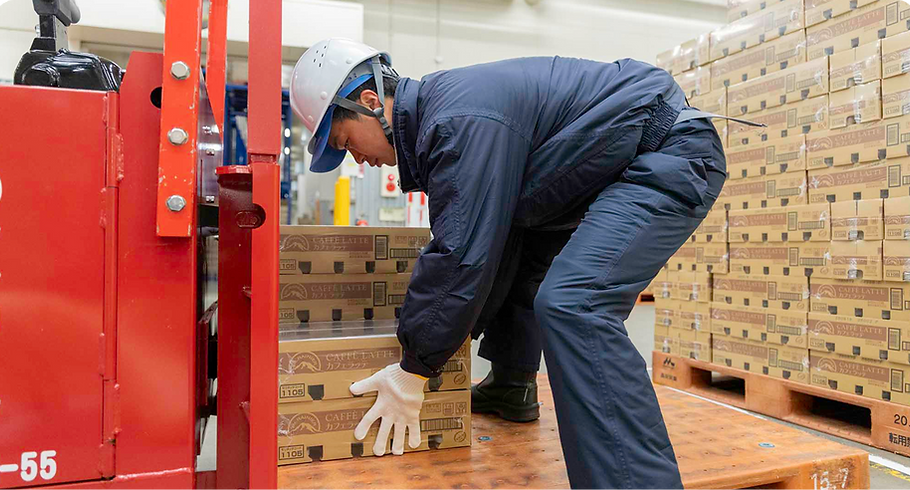 パレットの製品を積む従業員