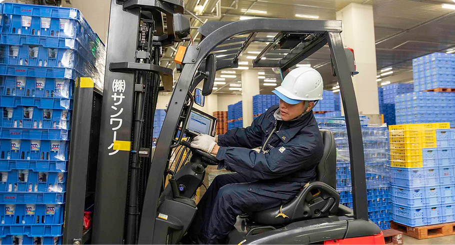 フォークリフトで作業する従業員