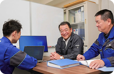打ち合わせ中に談笑する有限会社関西技研社員