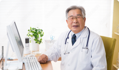 パソコンと向き合う医師