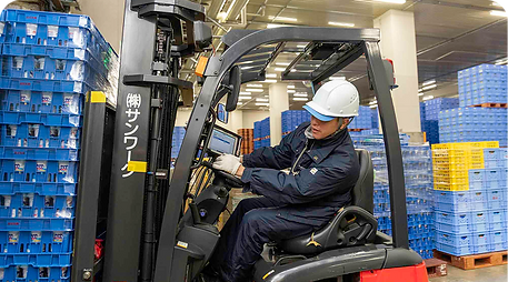 フォークリフトで作業する従業員