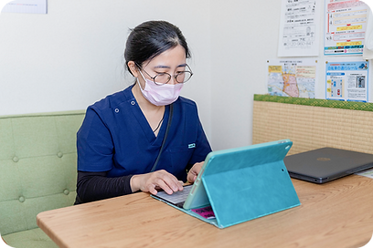 iPadで確認をしている看護師