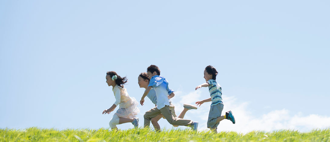 元気よく走る子供たち