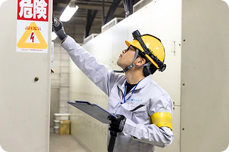 点検作業中の男性