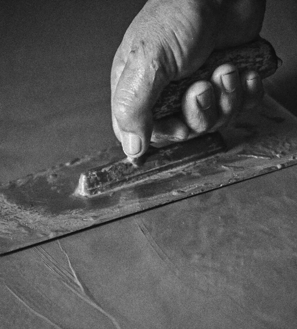 モールテックスダイニングテーブルを作る職人の手