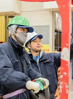 新人メンバーへ指導をしている社員.webp