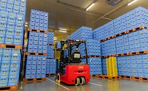 製品の倉庫とフォークリフト