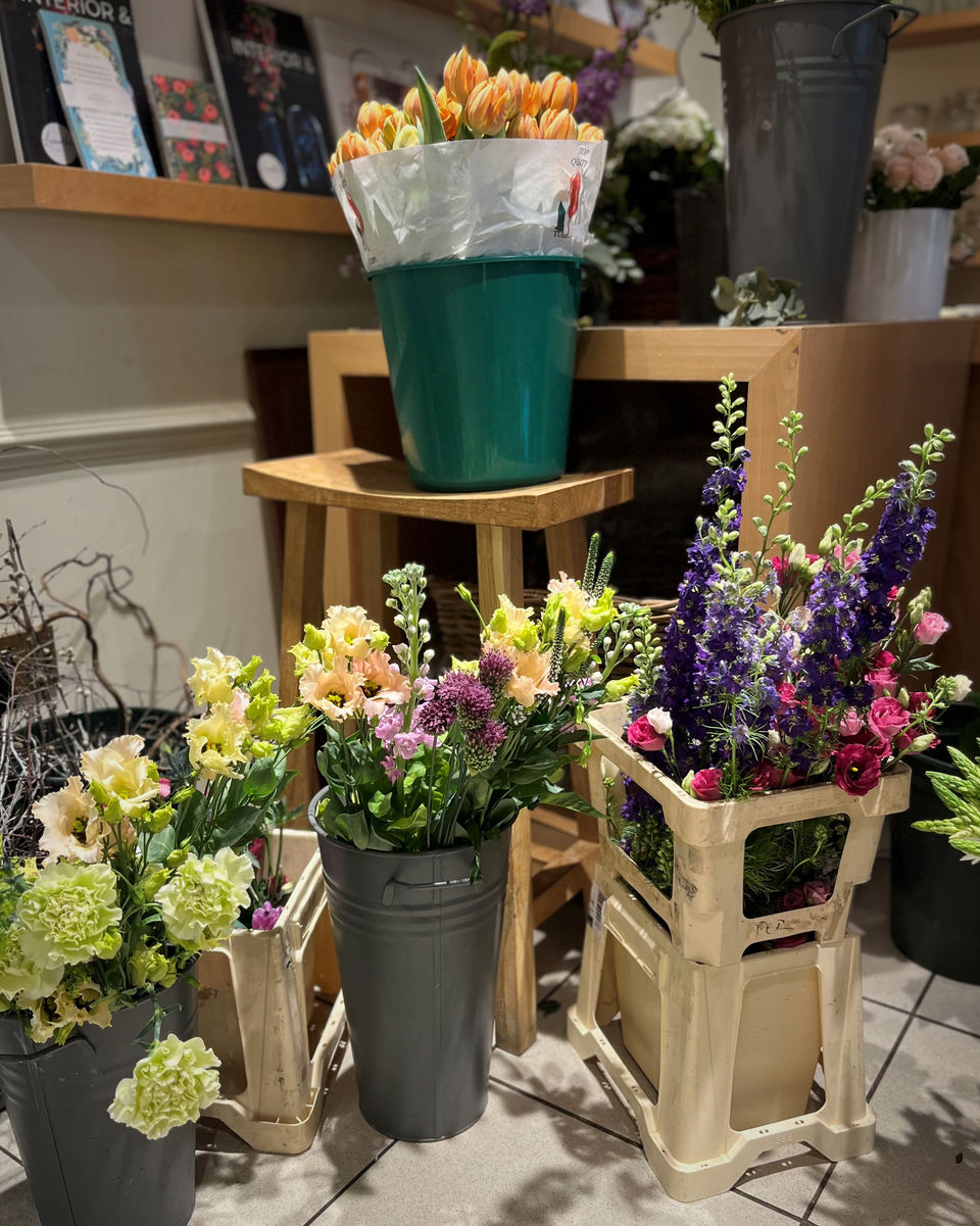 Blumen in Blumengefäßen.