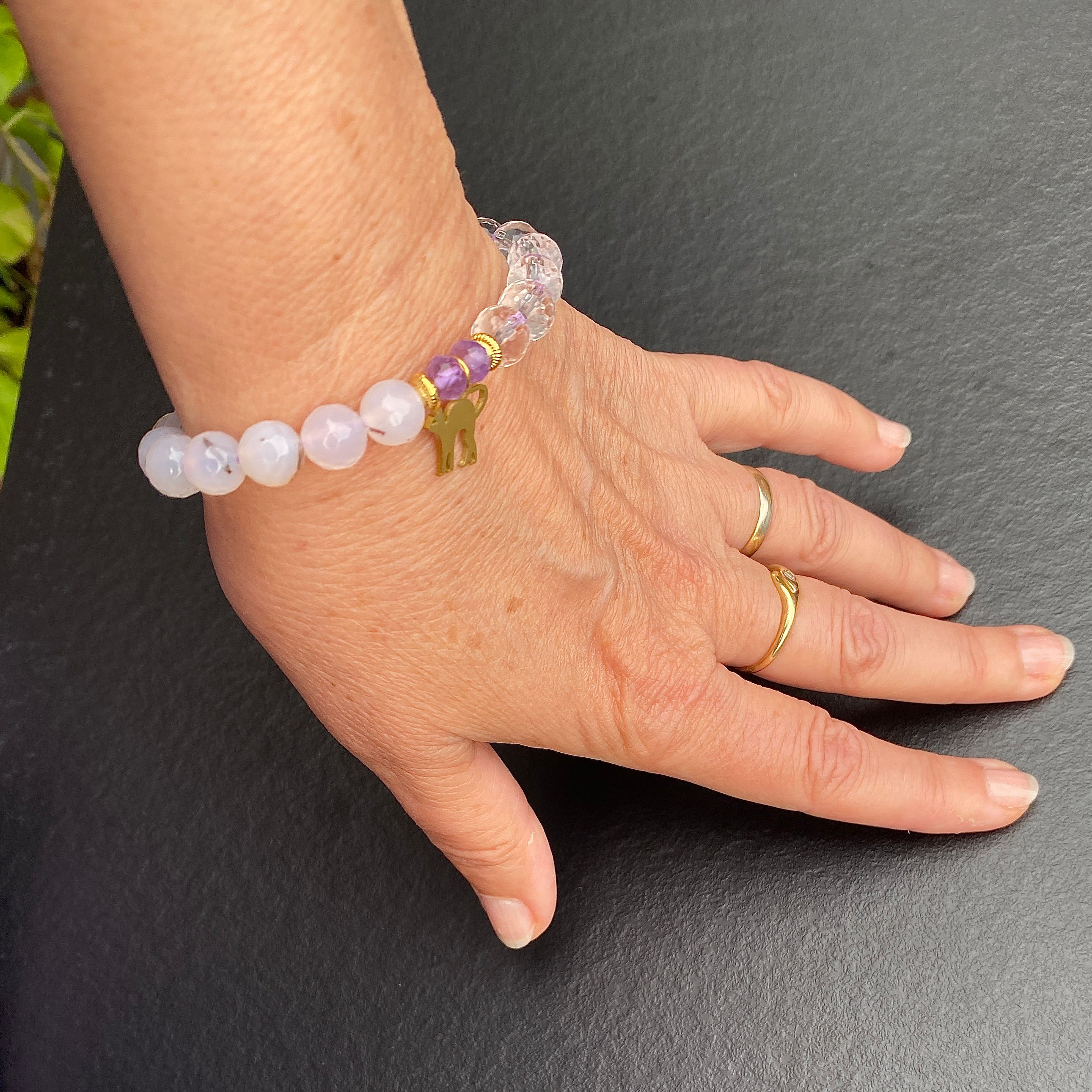 Armband aus Bergkristall, Weißem Achat & Amethyst – Kollektion Stille & Gelassenheit, handmade
