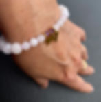 Handgelenk mit Armband aus Weißer Jade – zarter Schmuck für Ruhe & inneres Glück