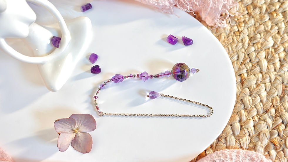 Miniaturbild: Pendel INTENTION aus facettiertem Glas in sanftem Violett mit Silber