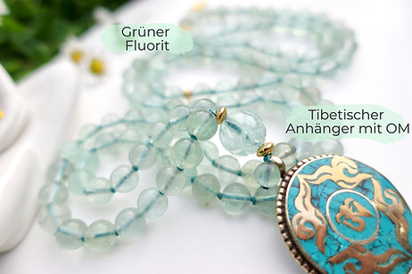 In Handarbeit hergestellte Mala Kette mit 108 Perlen und Guru-Perle aus grünem Fluorit sowie einem Tibetischen Anhänger mit OM als Abschluss.