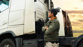 Un conducteur de camion semble réfléchir pour choisir sa prochaine entreprise de transport
