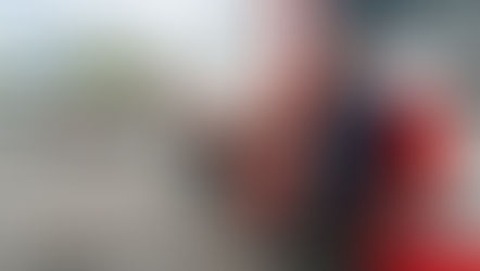 Un conducteur routier fait une pause et regarde sont téléphone portable sur une aire d'autoroute