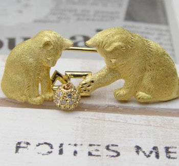 トレンブラン　仔猫ブローチ （K18YG/ダイヤモンド）