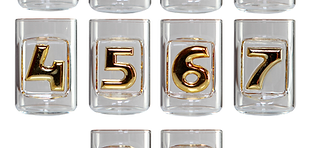 Bouteille avec 4 verres à l'intérieur