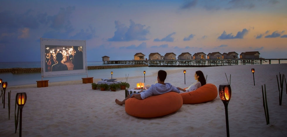 MALDIVES-Centara-Ras-Fushi-Resort-Spa-Maldives-Movie-Night-Couple-My-Maldives-1000x480-1.j