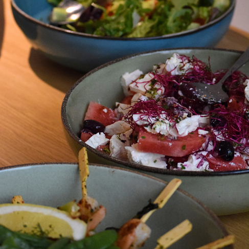 Skålar med buffémat som står på ett bord.