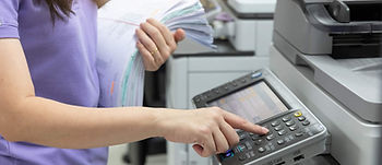 mujer usando impresora hp