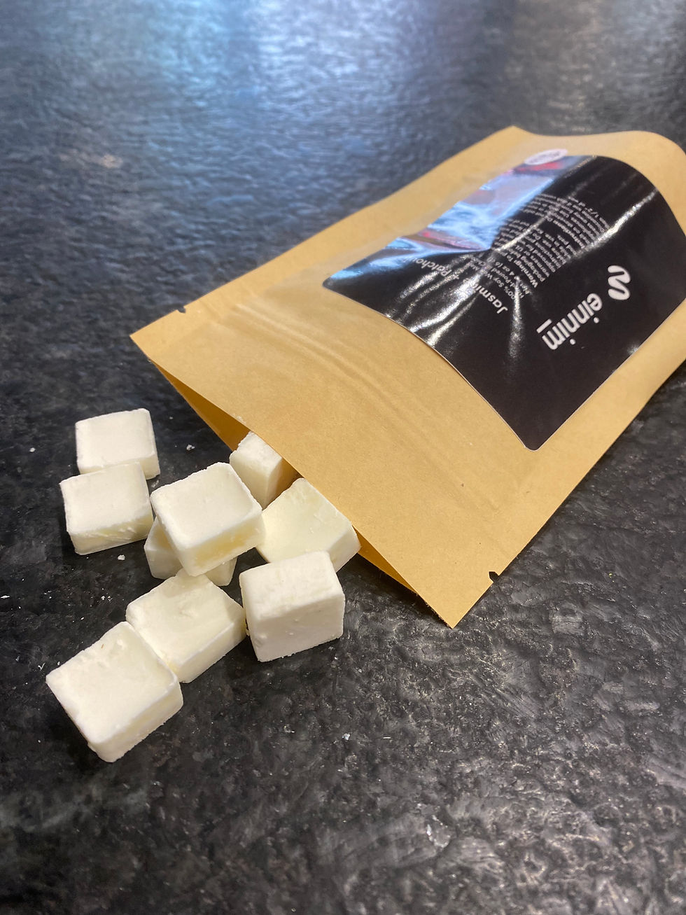 Miniatura: open package of white soy wax cubes on table