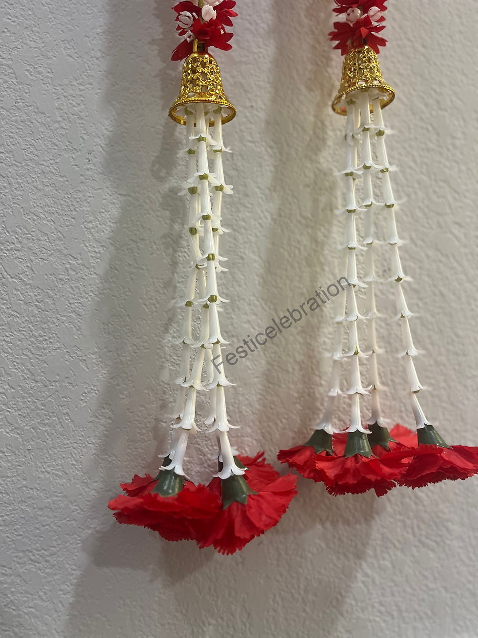 Thumbnail: Hanging festive garlands with tassels