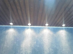 lumiarias embutidas em forro de made