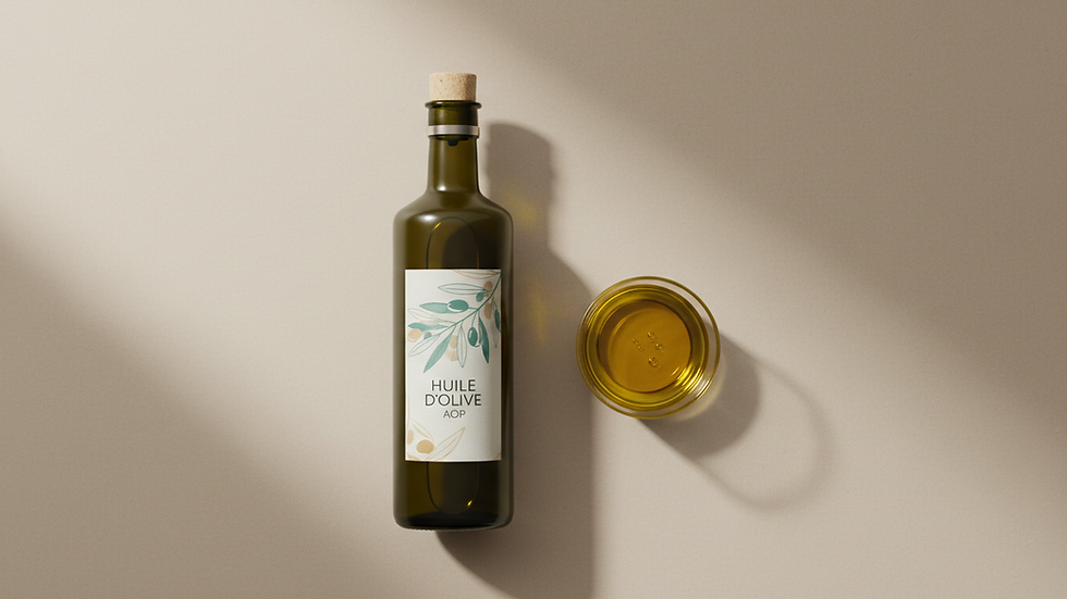Vue en plongée d'une bouteille d'huile d'olive AOP avec un verre d'huile dorée à côté