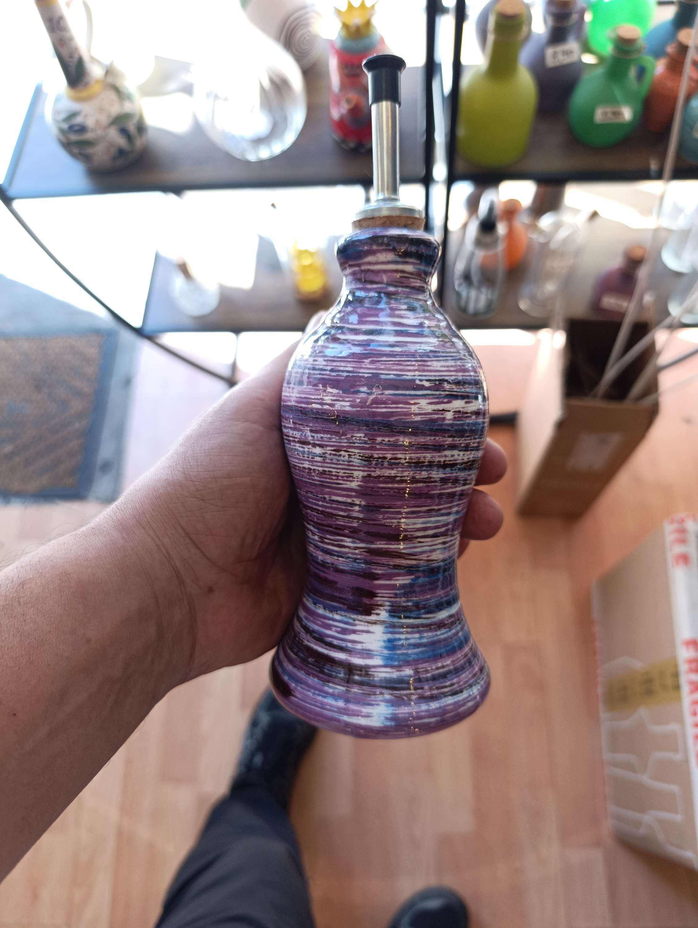 Burette céramique rayée violet et bleu, bec verseur métal, bouchon liège