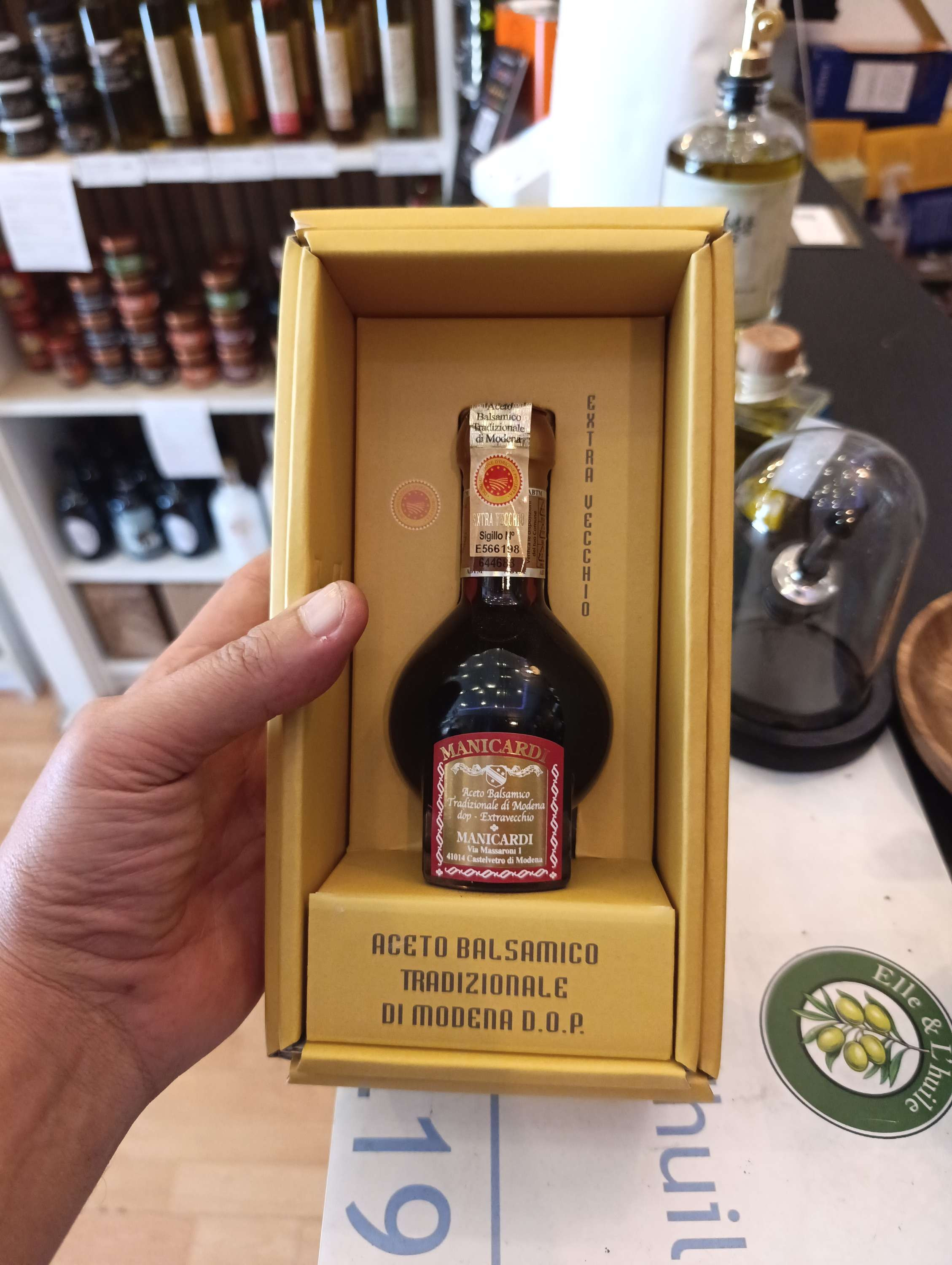 Aceto Balsamico Tradizionale di Modena D.O.P. Extravecchio — Manicardi