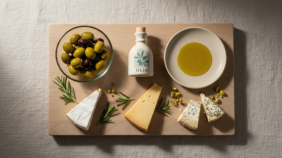 Vue en plongée d'un plateau apéritif avec olives, fromages et huile d'olive