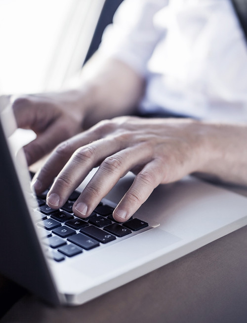 Escribiendo en la computadora portátil