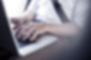 Tippen auf dem Laptop