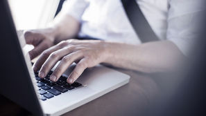 發掘電子郵件經營直銷的力量：如何打造成功的營銷策略。利用電子郵件經營直銷，讓你的產品或服務直達目標客戶，快速提升銷售業績