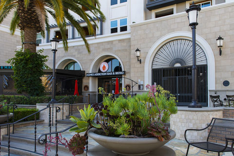 AL2013 Venice LED Light Fixtures Mounted on Gateway Poles Coupled with Venice Wall Mount L