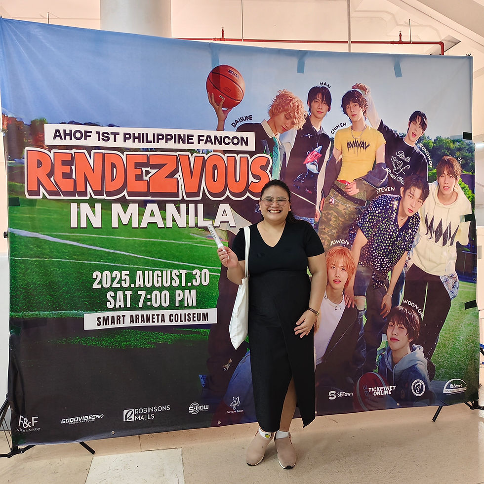 SMILING FROM EAR TO EAR. Photo taken by my fellow AHOF fan. ✨