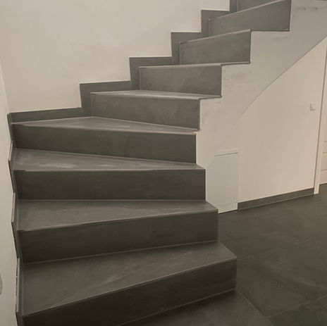 Renova-Umbau Treppe mit Plattenbelag und Sockel