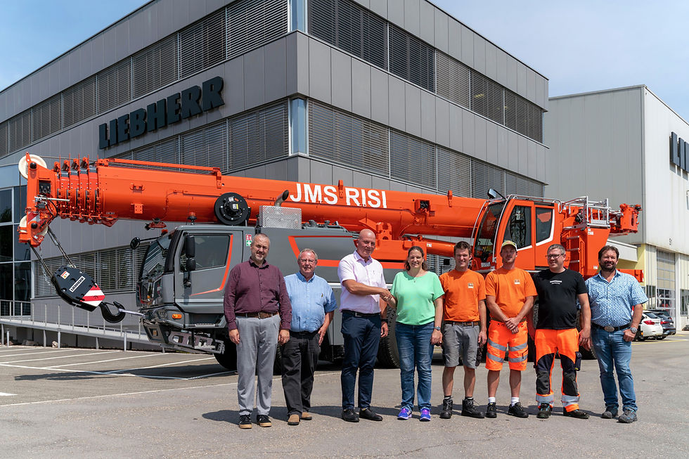 First machine in Switzerland: the LTM 1100-5.3 was handed over to the JMS RISI team in August. Picture (from left to right): Patrick Grosschedl (JMS RISI), Gregor Blickenstorfer, Marc Bollinger (both Liebherr), Astrid Bleiss (JMS RISI), Stefan Gubser, Erich Laimbacher (both JMS RISI) Matthias Frey (Liebherr) and Werner Brunner (JMS RISI).