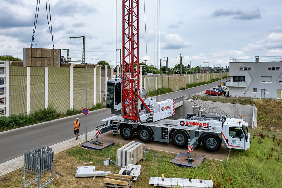 The street lighting pole near the rear of the mobile construction crane does not pose an obstacle – neither when swivelling loads...