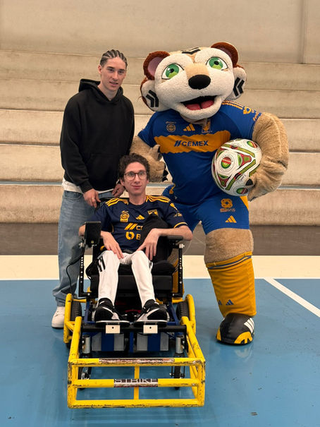 Marcelo Flores Visita el Entrenamiento de Tigres Powerchair