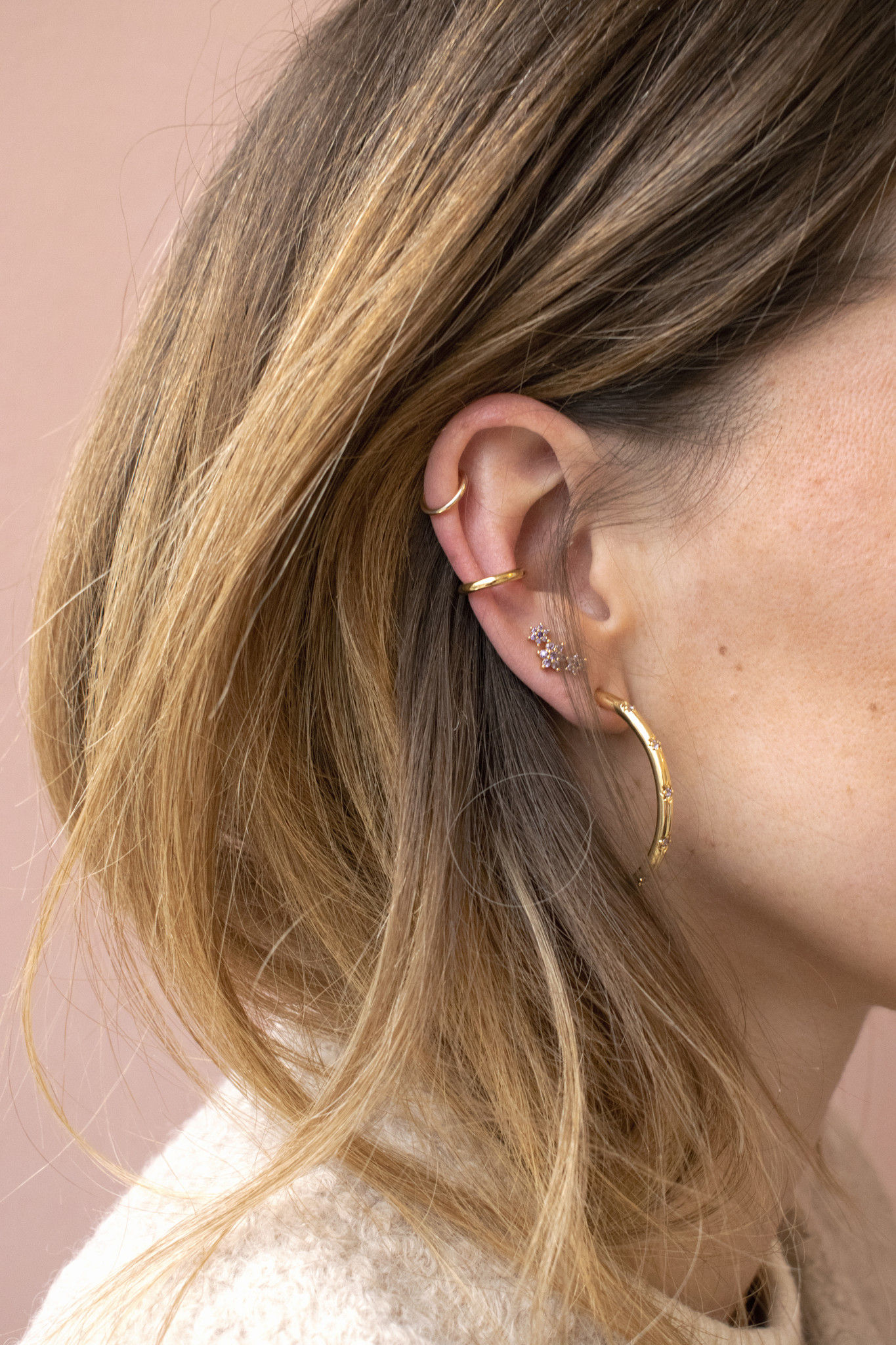 Goldplated oorbellen drie bloemen lila