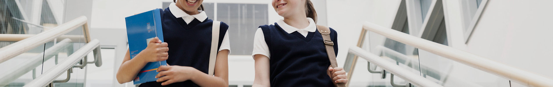 Chicas en uniforme escolar