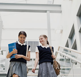 Chicas en uniforme escolar